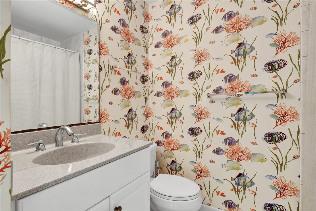 The tropical-fish guest bath